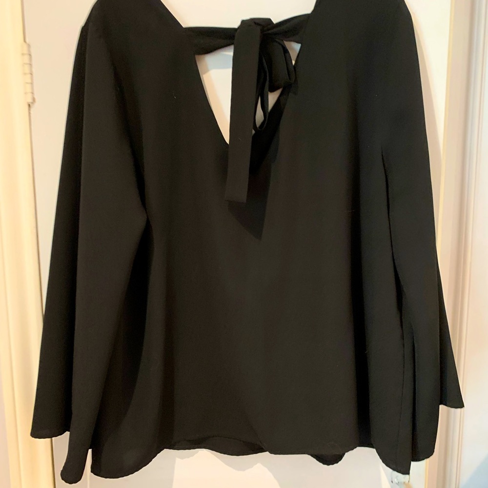 Double V neck with shoulder span bow & 3/4 length sleeves from ELOQUII size 18.